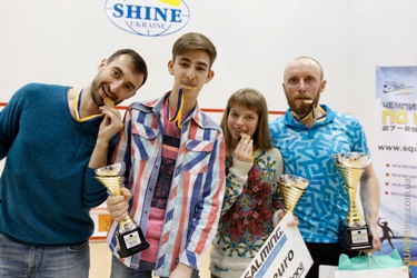 победители чемпионата Украины по сквошу 2015 с медалями от Эмблем ТМ